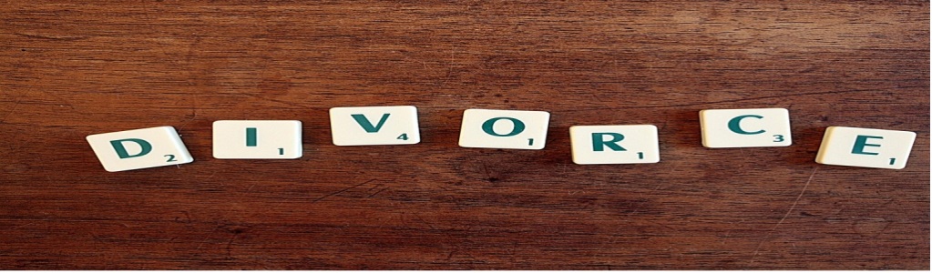 Fichas de juego con letras y números que forman la palabra “DIVORCE”.