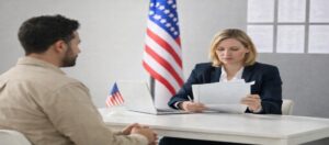 Oficial de inmigración revisando documentos durante una entrevista de visa de trabajo en Estados Unidos