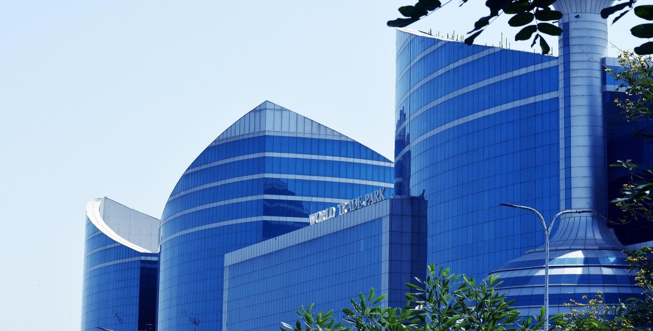 ABD’de çok uluslu şirket büyümesini simgeleyen modern cam bina.