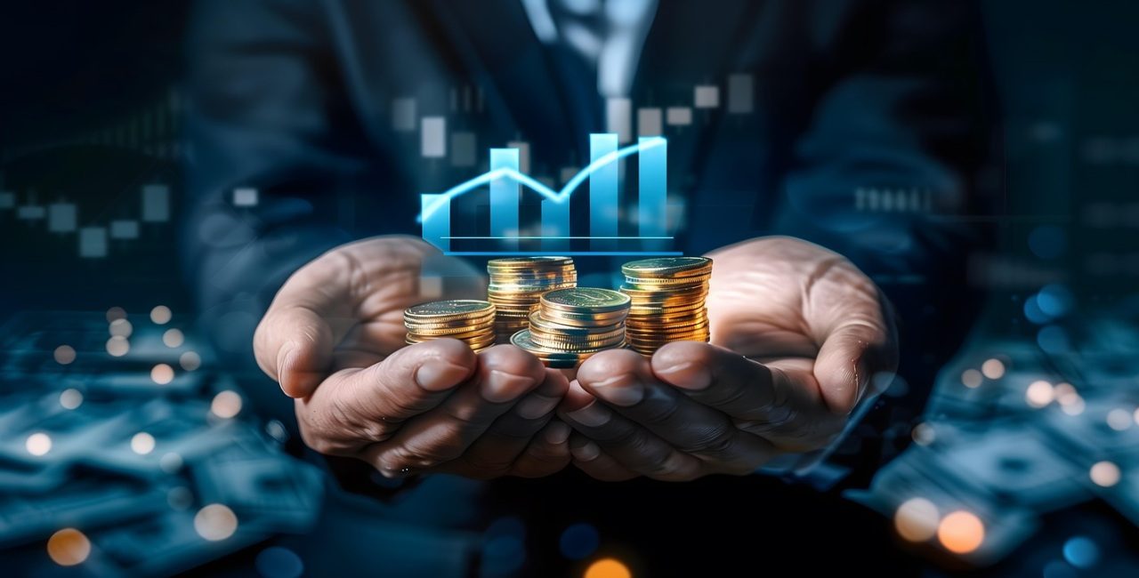 Manos sosteniendo monedas de oro que representan inversión y crecimiento en el mercado estadounidense.
