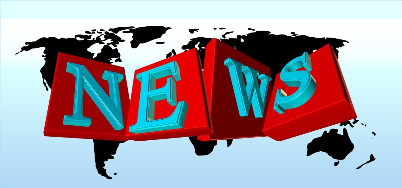 Texto 3D “NEWS” sobre la silueta de un mapa mundial.