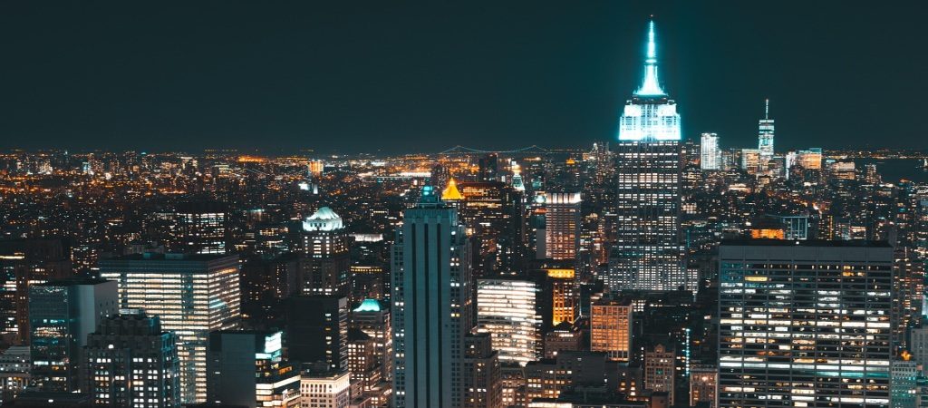 Gece çekilmiş New York manzarası; L1 vizesi ile H1B vizesi karşılaştırmasını ve uluslararası çalışma vizelerinin küresel etkilerini simgeleyen şehir silüeti.